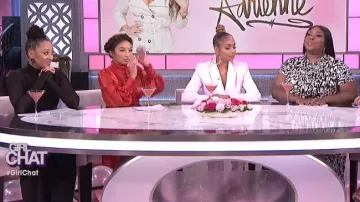 Alexis Hadiza Red Printed Keyhole Dress usado por Jeannie Mai en The Real (2013) 27 de octubre de 2019