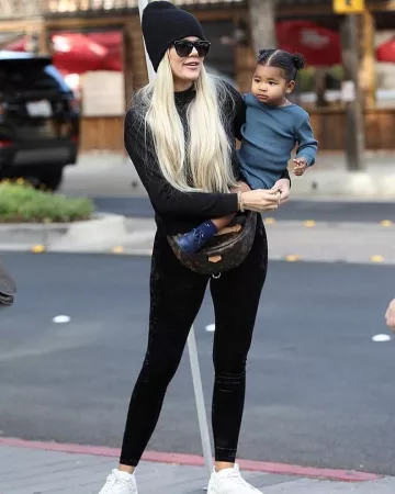 Louis Vuitton Bumbag Monogram Canvas Sac à Bandoulière porté par Khloé Kardashian à Calabasas le 2 novembre 2019