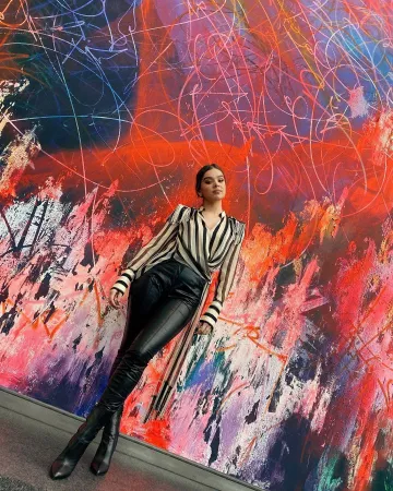 Monse Régalia à Rayures en Soie Mousseline de soie Écharpe Haut porté par Hailee Steinfeld Tribeca 1 novembre 2019