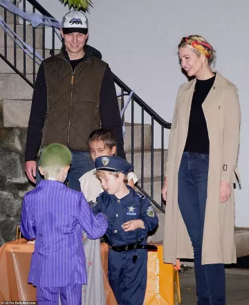 Khaite Cornelia Trench Coat usada por Ivanka Trump Washington D.C. 31 de octubre de 2019