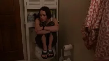 Adidas Noir et Blanc Adilette Diapositives porté par Casey Gardner (Brigette Lundy-Paine) dans Atypiques Saison 3 Épisode 1