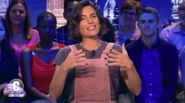 El mono rosa en terciopelo montañoso de Alessandra Sublet en C'est Canteloup el 04.11.2019