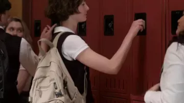 Everest Toile de Compression Sac à dos Olive porté par Casey Gardner (Brigette Lundy-Paine) dans Atypiques Saison 3 Épisode 2