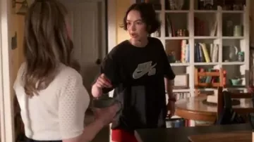 Nike Sec Tee DFCT Logo porté par Casey Gardner (Brigette Lundy-Paine) dans Atypiques Saison 3 Épisode 2