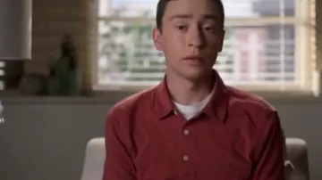 J.Crew Tipped Pique Polo Shirt usado por Sam Gardner (Keir Gilchrist) en Atypical Temporada 3 Episodio 2