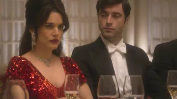 Le collier long à strass de Virginia Torres (Nuria Herrero) dans Señoras del (h)AMPA (S01E01)