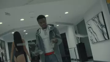 Louis Vuitton Ceinture en Cuir Rouge porté par Roddy Ricch dans la vidéo YouTube Roddy Ricch - Out Tha Boue [official Music Video] (Dir. par JMP)