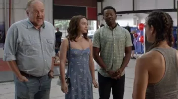 Reformation Blue Button Front Midi Dress usado por Cara Bloom (Violett Beane) en God Friended Me Temporada 2 Episodio 6