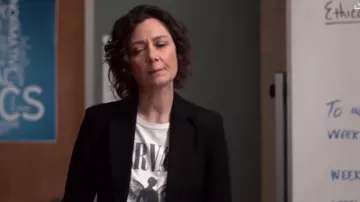Trunk ltd Nir­vana Tee worn by Professor Judd (Sara Gilbert) in Atypical Season 3 Episode 3