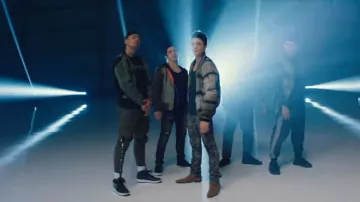 Amiri Réversible Imprimé Blouson porté par Asher Ange dans la vidéo YouTube Asher Ange - "Une seule Pensée à l'Écart" ft. Wiz Khalifa (Vidéo Officielle)