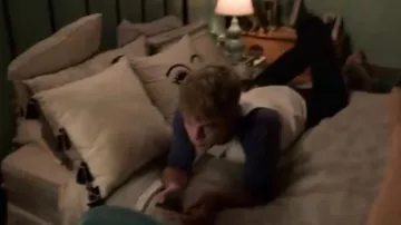 Urban outfitters Winky Brodé Oreiller utilisé par Casey Gardner (Brigette Lundy-Paine) dans Atypiques Saison 3 Épisode 4