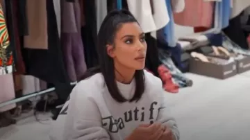 Kanye West White Beautiful Mother's Day Crewneck Bone usado por Kim Kardashian en Keeping Up with the Kardashians Temporada 17 Episodio 8