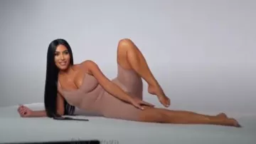 Skims Sculpting Bodysuit en mid thigh usado por Kim Kardashian en Keeping Up with the Kardashians Temporada 17 Episodio 8