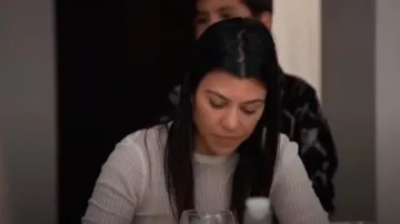 Helmut Lang White Women's Rib-Knit Cotton Top usado por Kourtney Kardashian en Keeping Up with the Kardashians Temporada 17 Episodio 8
