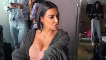 Yeezy Washed Black Temporada 6 Sudadera con capucha usada por Kim Kardashian en Keeping Up with the Kardashians Temporada 17 Episodio 8