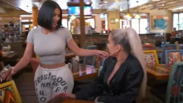 Kanye West White Sunday Service Pants usado por Kim Kardashian en Keeping Up with the Kardashians Temporada 17 Episodio 8