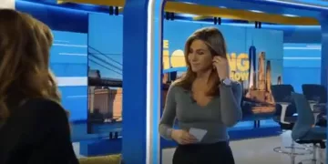 Joseph Pull en Cachemire porté par Alex Levy (Jennifer Aniston) dans L'émission du Matin de la Saison 01 Épisode 01