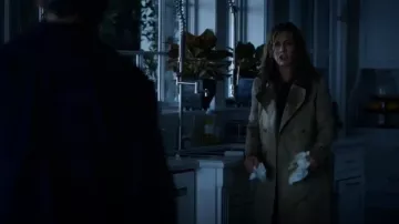 Burberry du Patrimoine de Chelsea Trench porté par Alex Levy (Jennifer Aniston) dans L'émission du Matin de la Saison 01 Épisode 01