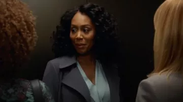 Theory Green Slate Oaklane Trench Coat usado por Lola Carmichael (Simone Missick) en All Rise Temporada 1 Episodio 7