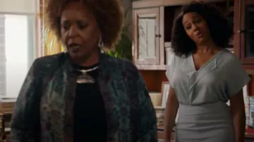 PATRON italien-jersey Jupe Crayon Avec Avant de Split en Bleu porté par Lola Carmichael (Simone Missick) dans Toute la Remontée de la Saison 1 Épisode 7