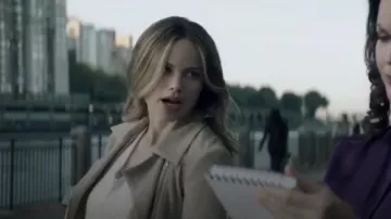 Sabine Neutre en Daim Veste portée par Ainsley Whitly (Halston Sage) en Fils Prodigue Saison 1 Épisode 7