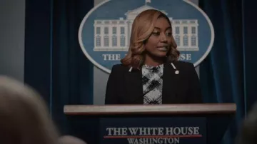 Alexander McQueen Vestido estampado de cheques blanco y negro usado por Daisy Grant (Patina Miller) en Madam Secretary Temporada 06 Episodio 05
