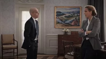 Alexander McQueen Blazer de lana gris usado por Elizabeth McCord (Téa Leoni) en Madam Secretary Temporada 06 Episodio 05