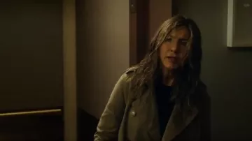 Burberry du Patrimoine de Chelsea Trench porté par Alex Levy (Jennifer Aniston) dans L'émission du Matin de la Saison 01 Épisode 02