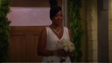 Calvin Klein White Vow Renewal/vestido de novia usado por Tina (Tichina Arnold) en The Neighborhood Temporada 02 Episodio 07
