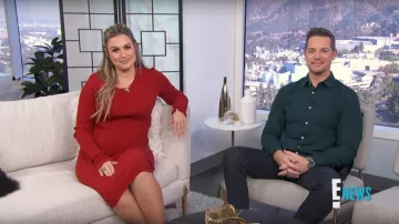 Helmut Lang Ribbed Midi Dress usado por Carissa Loethen Culiner en E! Noticias noviembre 4, 2019