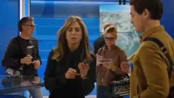 L'équipement de Luis Chemise en Soie porté par Alex Levy (Jennifer Aniston) dans L'émission du Matin de la Saison 01 Épisode 02