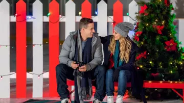 Gris brillant bonnet de Marie (Jessica Lowndes) dans des décorations de Noël Magique