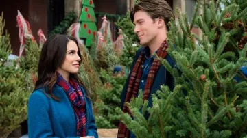 The blue coat duck Brie Traverston (Jessica Lowndes) in The married of Christmas