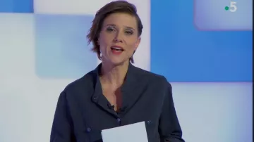 The combi-pants grey shortened by serge brushed belt of Melanie Taravant in C to tell the 05.11.2019