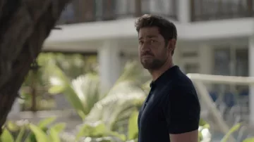 Navy Bleu polo shirt porté par Jack Ryan (John Krasinski) en la personne de Tom Clancy, Jack Ryan (S02E07)
