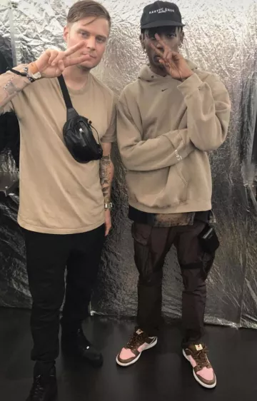 La sudadera marrón Nike usada por Travis Scott en una publicación de Instagram de @caminotv