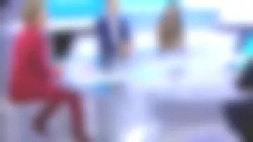 Le pantalon coupe droite, en jacquard léopard rouge de Caroline Roux dans C dans l'air le 05.11.2019