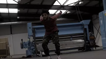 The pants camouflage Jack & Jones Scarlxrd in her clip BACKWARDS.