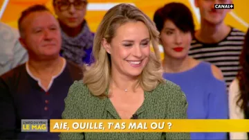 Camisa recta caqui de Isabelle Moreau con cadenas estampadas con cuello lavallière en L'Info du vrai el 05.11.2019