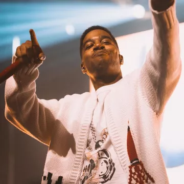 Le cardigan zippé blanc Louis Vuitton de Kid Cudi au Complexcon Longbeach 2019