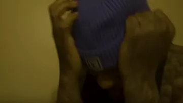 Louis vuitton Bleu Hipster Blue Beanie Hat de Moneybagg Yo dans la vidéo de musique Moneybagg Yo – Mot 4 Mot (HQ)