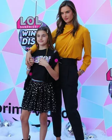 A. L. C. Sophie Haut porté par Alessandra Ambrosio Dépistage de la L. O. L. Surprise! Film 4 Novembre 2019