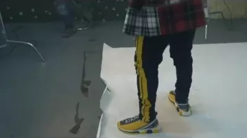Amiri Side Stripe Jeans usados por YFN Lucci en el video de YouTube YFN Lucci "Made For It 2" (The Road To WMW 3) (WSHH Exclusive - Official Music Video)