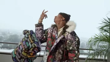 Gosha Rubchinskiy Camuflaje Acolchado Multicolor Abrigo de Moneybagg Yo en el video de YouTube Moneybagg Yo – Blac Money feat. Blac Youngsta (Video Musical Oficial)