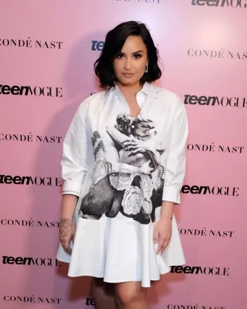 Jo nayor Jum­bo Di­a­mond Safe­ty Pin Ear­rings worn by Demi Lovato Teen Vogue Summit November 2, 2019