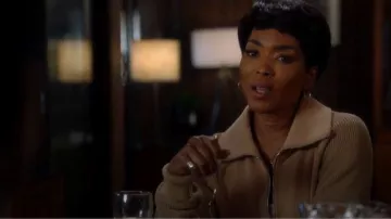 Helmut Lang Beige Knit Sleeve Sweatshirt usado por Athena Grant (Angela Bassett) en 9-1-1 Temporada 03 Episodio 07