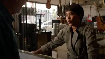 Anine Bing Vert Trench Veste portée par Athena Subvention (Angela Bassett) dans le 9-1-1 Saison 03 Episode 07