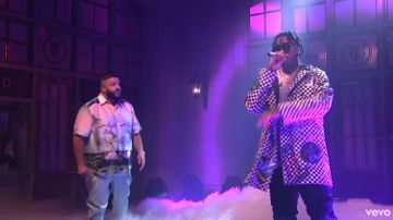 Amiri Check Sticker Patch Parka de A Boogie wit da Hoodie en el video musical Jealous / You Stay (Live on SNL)