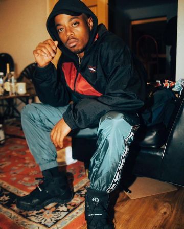 Off-White Ar­row Side Stripe Blue Track­pants of Boogie on the Instagram account @ws_boogie
