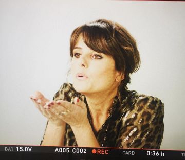 La chemise col victorien en soie léopard de Faustine Bollaert sur le compte Instagram de @faustinebollaert